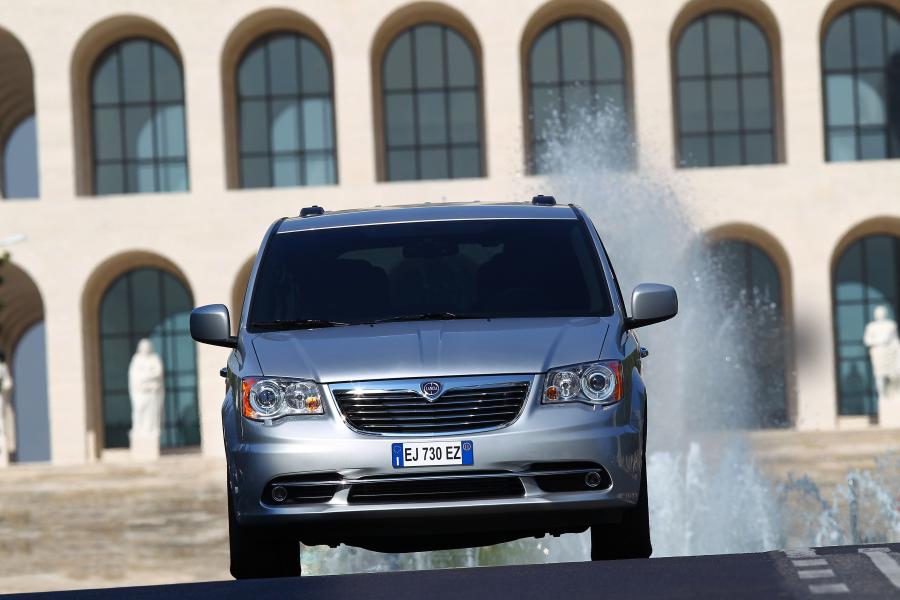  Lancia Voyager 2011 года  (фото 9 из 66)